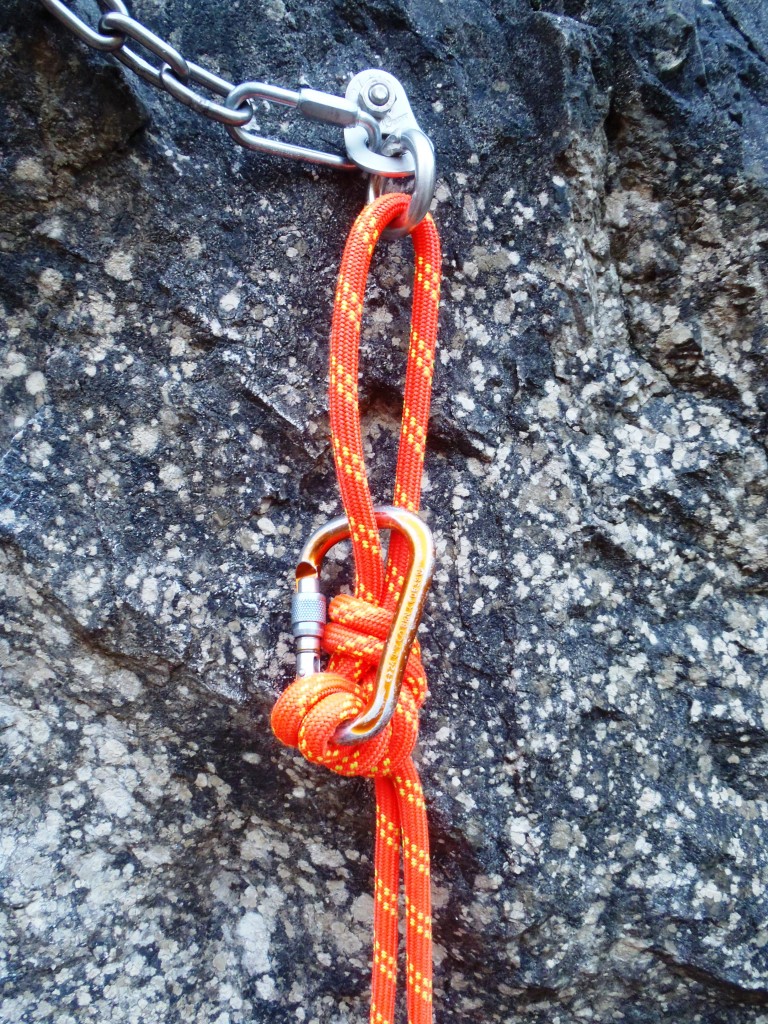 075 Steinknoten nach oben gesichert.JPG - 385.03 kb